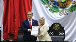 Entrega Américo Villarreal medalla al mérito “Luis García de Arellano” a Cecilia Imelda Lugo Cruz