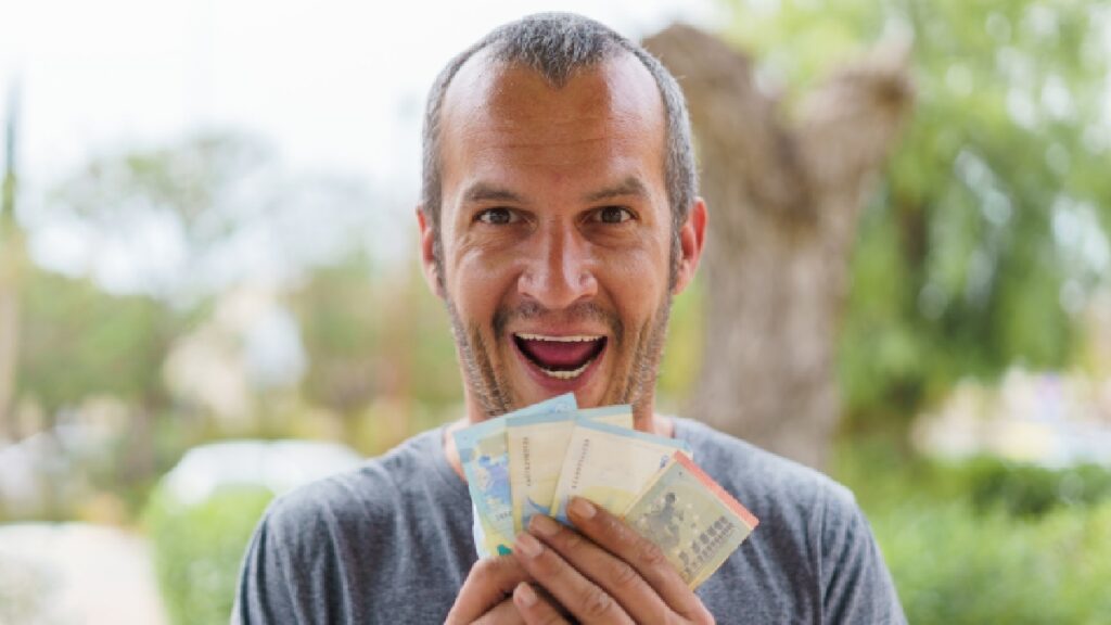 Pensión Hombres Bienestar, recibe hasta 3mil pesos bimestrales. Foto: Gettyimages