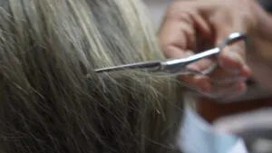 Comerciantes rapan a dos presuntas farderas en mercado de Puebla; así ocurrió