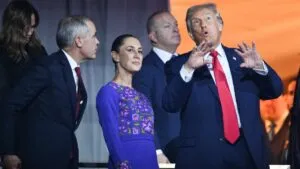 Captan a Sheinbaum, Trump y Carney conversando en sorteo del Mundial 2026