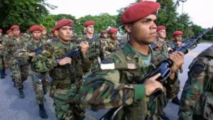 Venezuela incorpora 5 mil 600 soldados ante despliegue militar de Estados Unidos en el Caribe