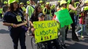 Personas con discapacidad marchan en CDMX para exigir empleo digno