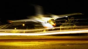 De película: avioneta cae sobre auto en plena carretera de Florida