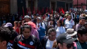 Trabajadores de Universidades para el Bienestar encabezan las movilizaciones en CDMX este 11 de diciembre