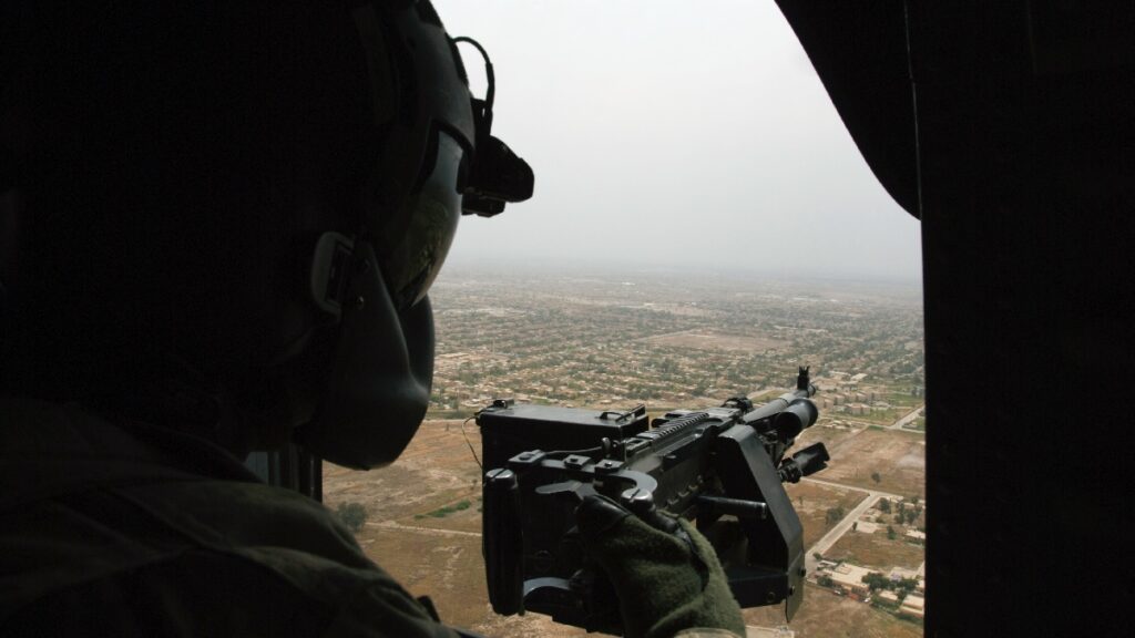 Helicóptero artillado abre fuego durante. Foto: Gettyimages