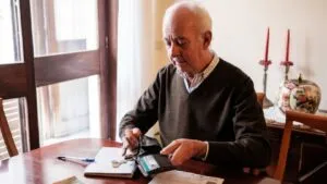 Aguinaldo con Inapam: quiénes sí lo reciben y fecha límite de pago en 2025