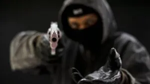 Retira 70 mil pesos del banco y la asaltan en Ecatepec