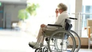 Abandonan a adulta mayor en silla de ruedas en Matamoros; buscan a sus familiares