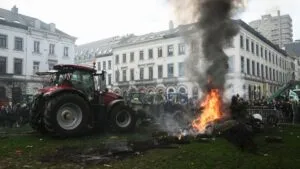 Miles de agricultores protestan en Bruselas contra el acuerdo UE-Mercosur