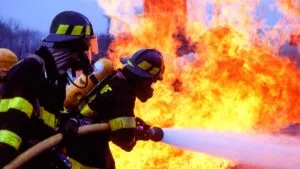 Atacan con bombas molotov e incendian recicladora en Uruapan: videos