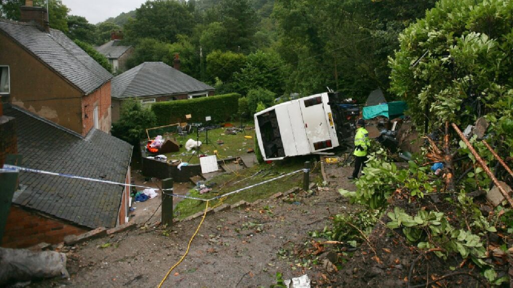 Por exceso de velocidad, autobús cae a barranco. Foto: Gettyimages
