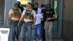 EE. UU. sube oferta: 3 mil dólares y vuelo gratis por autodeportación