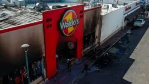 Giran órdenes de aprehensión contra funcionarios por incendio de tienda Waldo’s