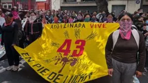 Padres de los normalistas desaparecidos de Ayotzinapa encabezan las movilizaciones en CDMX este 26 de diciembre