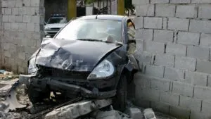 Video: auto sale volando, derriba muro y cae cerca de una alberca en EE. UU.