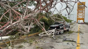Caen torres de alta tensión sobre vehículos en el puente Coatzacoalcos Uno