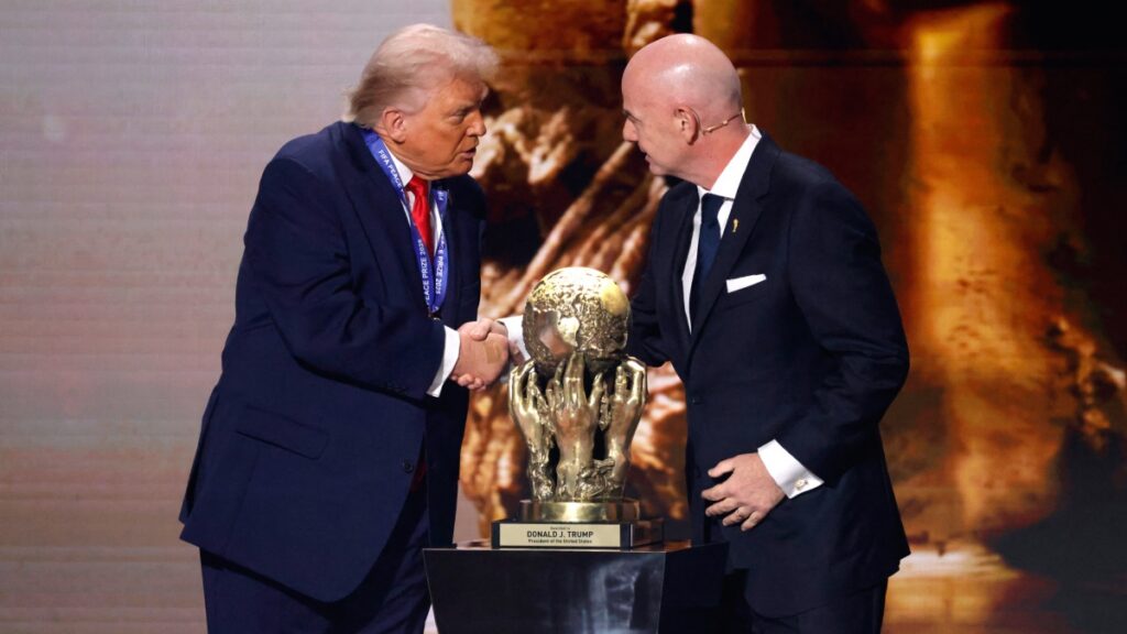 Trump recibe premio de la Paz otorgado por FIFA. Reuters