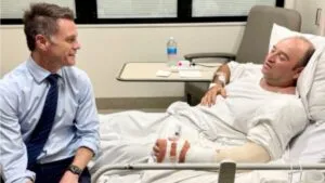 Hombre que desarmó a terrorista en Bondi Beach lucha por salvar su brazo