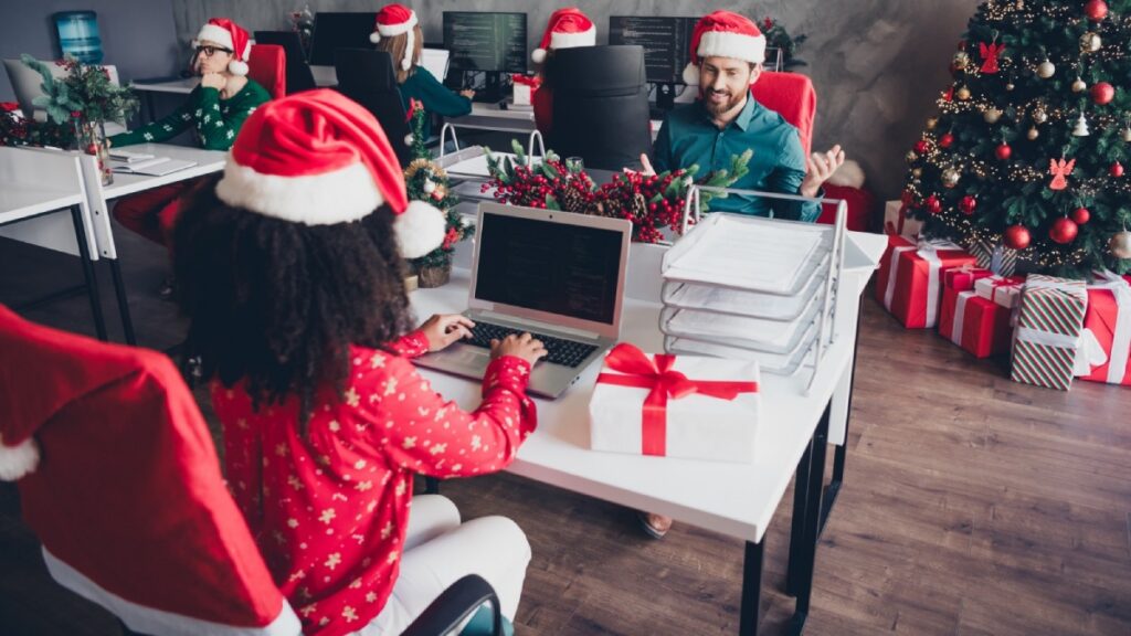 Cómo deben pagarte si trabajas en Navidad. Foto: Getty