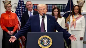 Trump llega a acuerdos con 9 farmacéuticas para bajar precios de medicamentos en EE. UU.