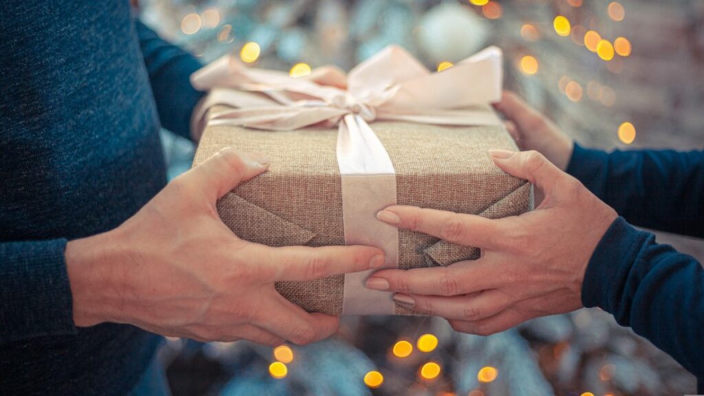 ¿Por qué se siente tan bien la hora de los regalos en Navidad?