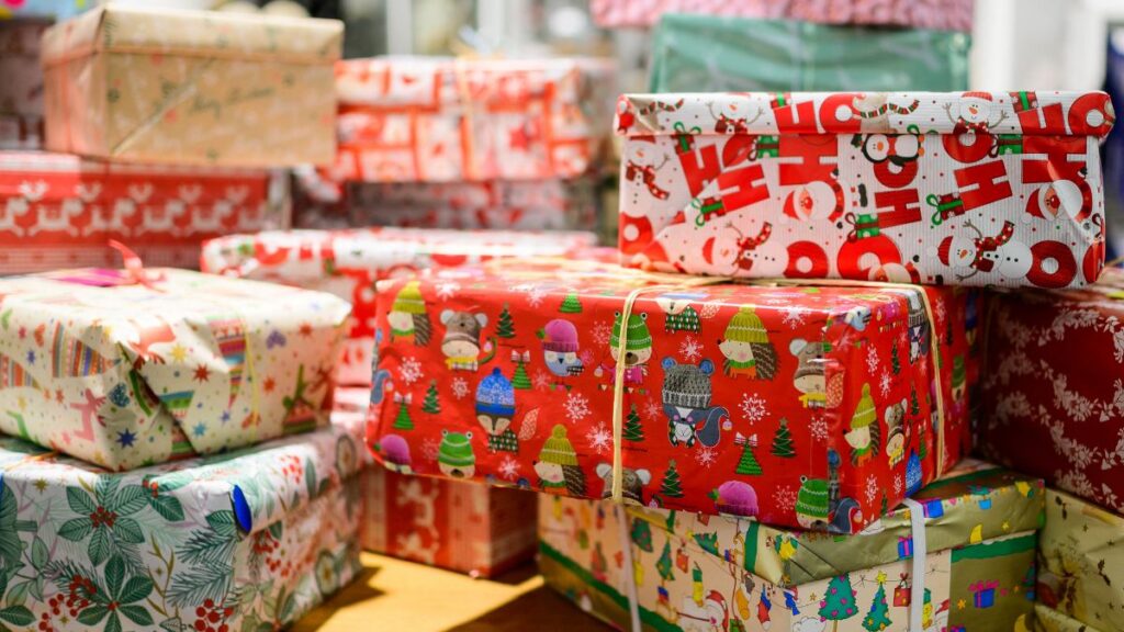 Qué es y qué beneficios tiene la regla de los cuatro regalos en Navidad Foto| AFP
