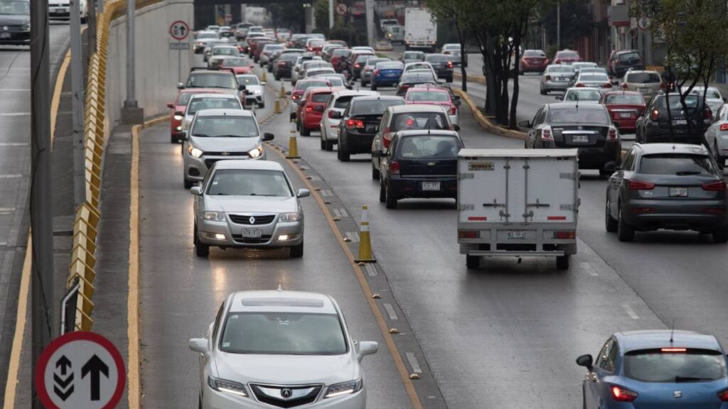 Bloqueo en Río San Joaquín provoca caos vehicular.