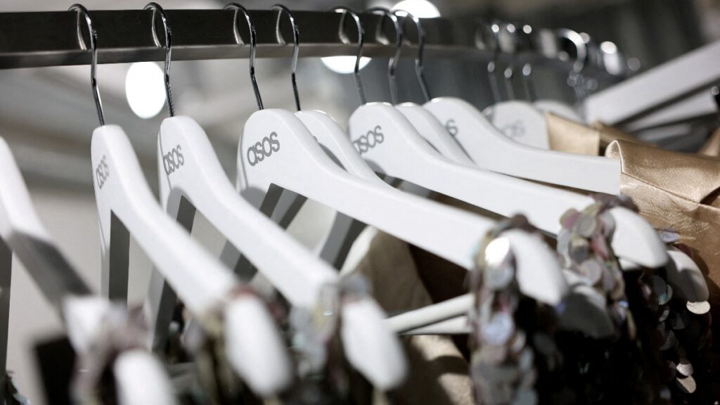 UNAM advierte que 70% de los regalos navideños son ropa que nadie usa, es la segunda industria más contaminante