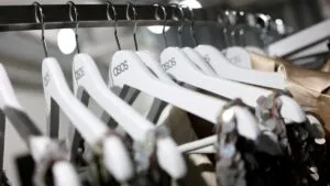 UNAM advierte que 70% de los regalos navideños son ropa que nadie usa