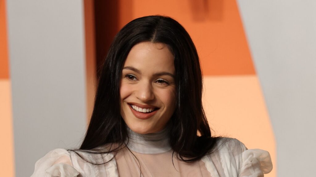 Rosalía huye de una cucaracha en plena entrevista y el video se hace viral