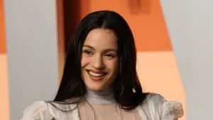 Rosalía huye de una cucaracha en plena entrevista y el video se hace viral