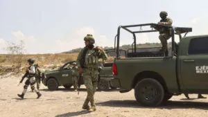 Catean inmuebles ligados a Ryan James Wedding y decomisan 62 motos, medallas y droga