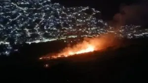 Servicios de emergencia controlan incendio forestal en la Sierra de Guadalupe, no hay lesionados