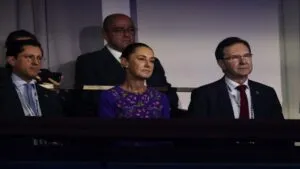 Claudia Sheinbaum asiste al sorteo del Mundial 2026, saca la pelotita de México