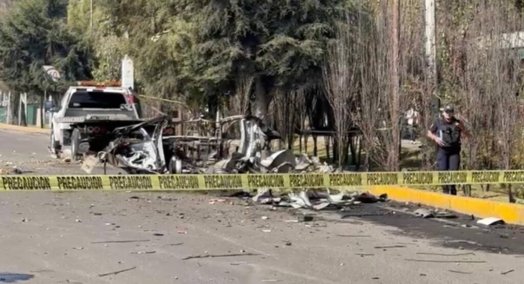 Taxi explota en Lerma y deja tres heridos.