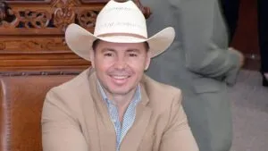 Diputado Tony Flores agrede a reportera durante entrevista en Coahuila