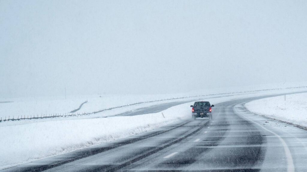 Una tormenta navideña con lluvias extremas mantiene en alerta máxima al sur de California por inundaciones y deslaves.
