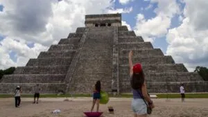 Trabajador muestra entrañas de pirámide de Kukulcán, en Chichén Itzá; INAH lo sanciona