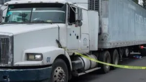 Tráiler embiste a automovilista en el trébol de Tepotzotlán