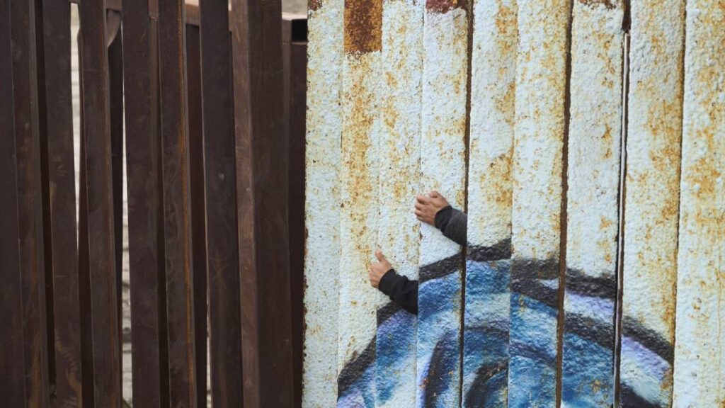 Mujeres que cayeron de muro fronterizo no son de Oaxaca.