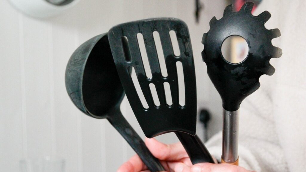 ¿Es peligroso usar los utensilios de plástico negro?