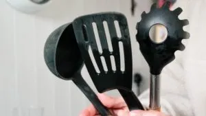 ¿Usar utensilios de plástico negro para cocinar puede provocar cáncer?