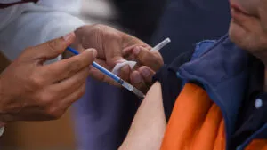 Ofrecen vacunas gratuitas contra influenza y neumonía en Chihuahua capital