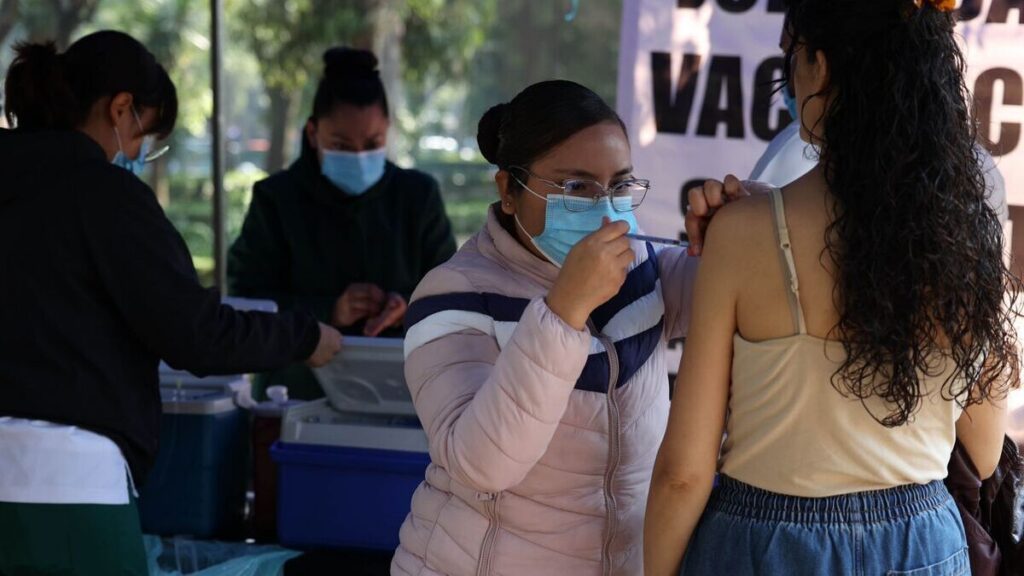 ¡No olvides vacunarte contra COVID-19 en esta temporada invernal!