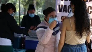 Vacuna contra COVID-19: dónde y cómo aplicártela en la CDMX esta temporada invernal