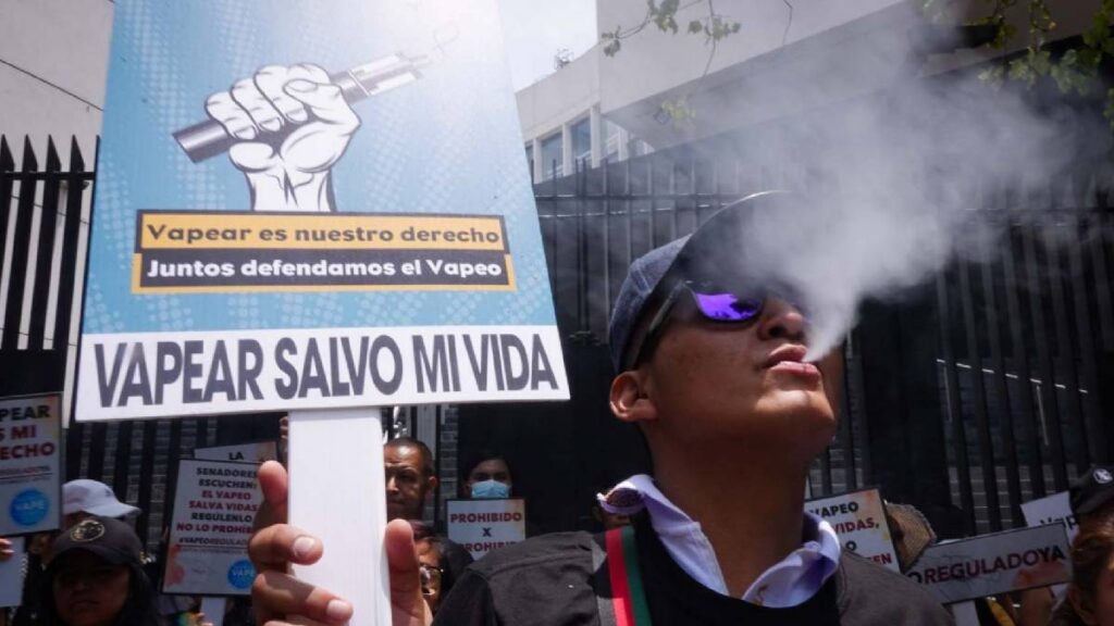 México prohíbe vapeadores; dictamen de Sheinbaum refuerza control sanitario y establece sanciones por comercialización.