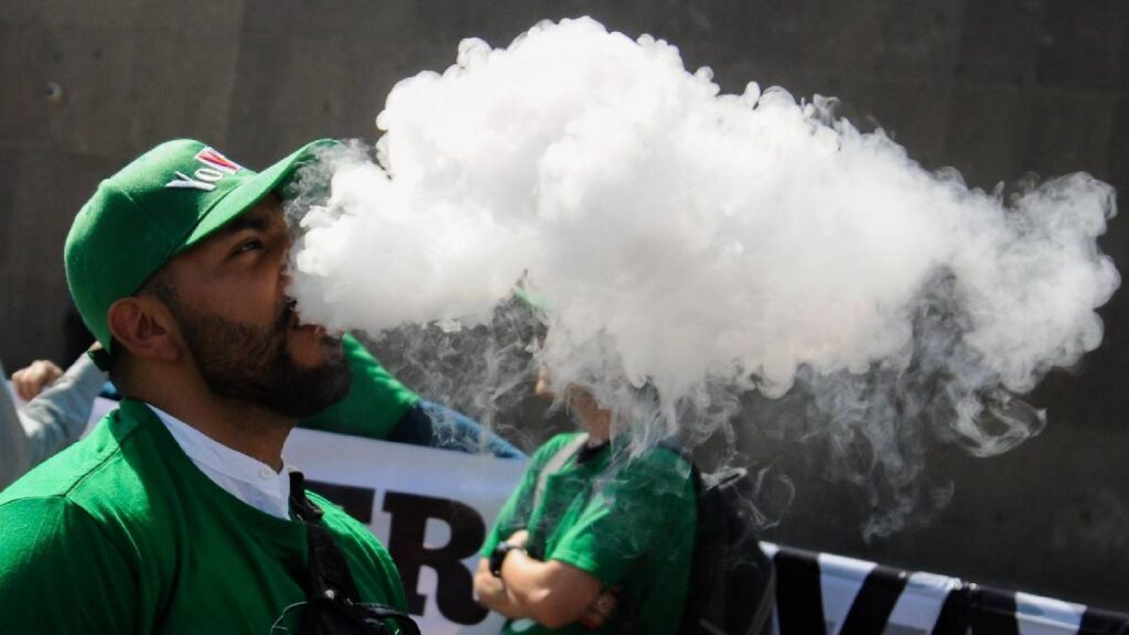 México aplicará hasta 8 años de cárcel y fuertes multas por vender o fabricar vapeadores; el consumo personal no será delito.