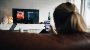 Guía sencilla para ver películas de Navidad en la TV usando el celular