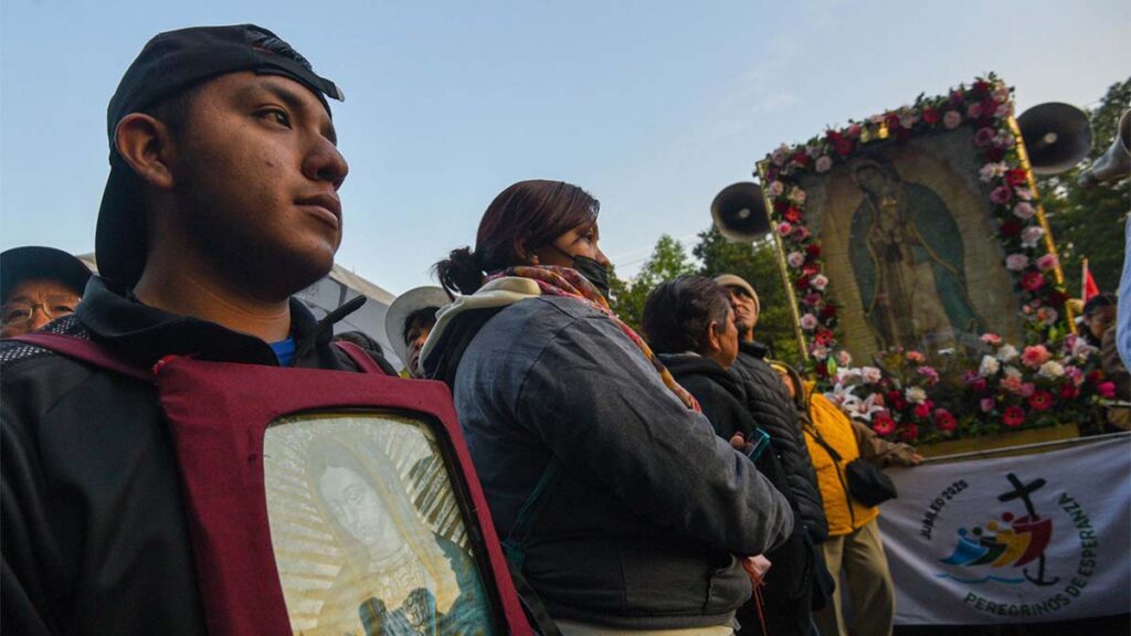 Peregrinos visitando a la Virgen de Guadalupe.