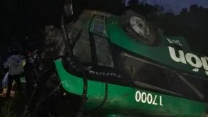 Volcadura de autobús de pasajeros deja al menos 8 muertos y 19 lesionados en Veracruz